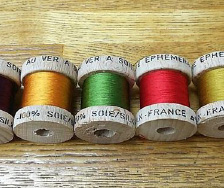 ペシュ・ア・ソワ製のシルクのスレッド(糸)。カラフルな色合いをセレクト。