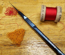 特殊な編針で1枚1時間かけて手編み。本物と見間違うくらいの緻密さです。
